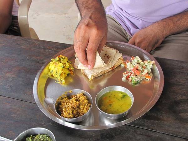 Ăn bốc ở Ấn Độ: Tại quốc gia này, việc ăn bằng tay phải là chuyện thường ngày. Thậm chí, ở một số vùng, ăn bốc còn được coi là lịch sự hơn ăn bằng dao dĩa, thìa, đũa. Ảnh: Reducetalwalkars/Wordpress.