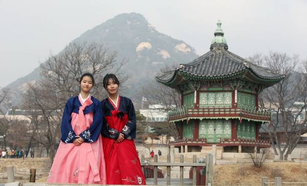 Hàn Quốc: Tết Seollal của Hàn Quốc rơi vào ngày đầu tiên của năm mới theo lịch âm. Người dân có 3 ngày nghỉ lễ để về quê với gia đình. Người ta thường đến các cung điện hoàng gia và các làng nghề truyền thống vào dịp này. Ảnh: Korea.net.