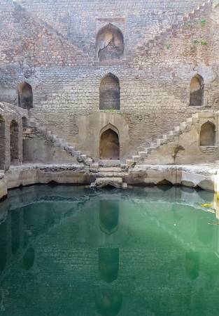 Hàng nghìn giếng nước đã được xây dựng tại Ấn Độ khoảng giữa những năm 200 và 400 như các những mương nước bình thường, sau đó dần dần chúng được phát triển thành những công trình kỹ thuật và nghệ thuật phức tạp hơn rất nhiều.