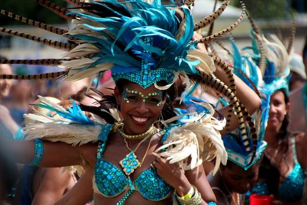 Crop Over, Barbados: Đây là bữa tiệc lớn nhất của người Barbados, kéo dài tới 12 tuần, từ tháng 5 tới tháng 8, kết thúc với lễ Grand Kadooment quan trọng. Được tổ chức từ những năm 1780, ban đầu Crop Over là lễ mừng mùa thu hoạch mía. Trong lễ hội kéo dài này, nổi bật nhất là những buổi diễu hành carnival, các ban nhạc biểu diễn những vũ điệu vui tươi cùng các vũ công tuyệt đẹp. Ảnh: Panamericanworld.