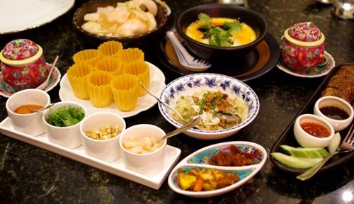 Các món ăn truyền thống của người Peranakan ở nhà hàng Indocafe - the white house. Ảnh: Hương Chi