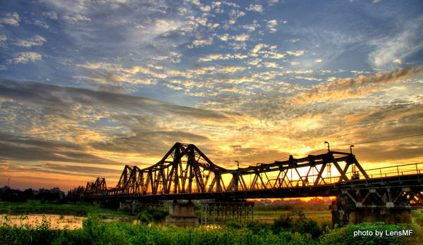Cầu Long Biên đến nay đã hơn 100 năm tuổi. 