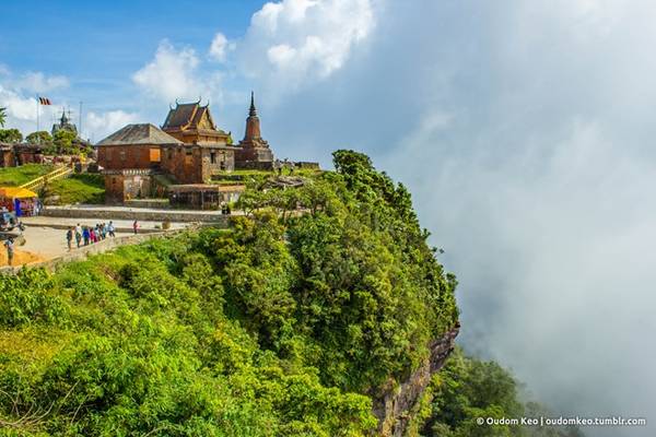 Núi Bokor cao 1.079 m so với mực nước biển, thường xuyên được sương mù bao phủ, khí hậu quanh năm mát mẻ. Ảnh: Oudom Keo. 