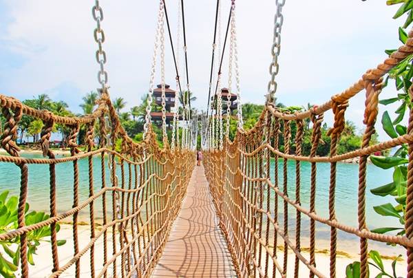 Cây cầu treo ở đảo Sentosa, khu giải trí xanh tuyệt vời dành cho các gia đình. Ảnh: Touristly.