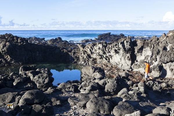 Xét về mặt địa lý, Rapa Nui nằm cô lập nhất thế giới, cách nơi gần nhất là đảo Pitcairn hơn 2.000 km, cách bờ lục địa Chile gần 4.000 km. Đã vậy, cả chính phủ Chile lẫn dân đảo đều không muốn Rapa Nui trở thành điểm đến du lịch đông đúc. Họ muốn bảo tồn cảnh quan thiên nhiên và nét văn hóa bản địa của tổ tiên từ ngàn xưa .