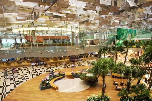 Sân bay Changi, cửa ngõ dẫn vào Singapore, liên tiếp nhiều năm được đánh giá là sân bay tốt nhất thế giới, với cơ sở hạ tầng được đầu tư mạnh và chất lượng dịch vụ tuyệt hảo. Ảnh: Luxuo.