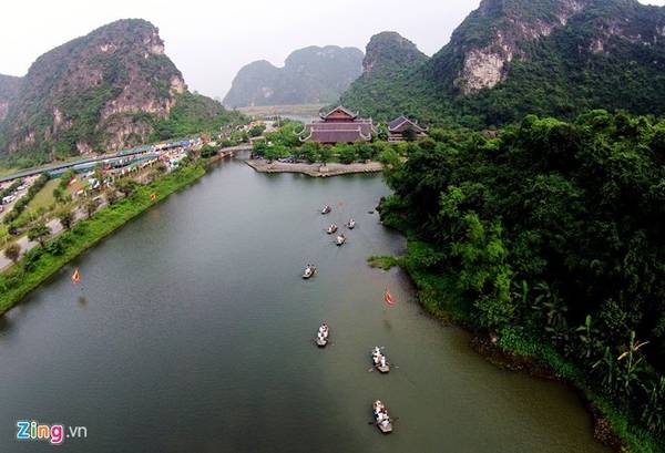 Tràng An (Ninh Bình) là di sản văn hóa thế giới hỗn hợp đầu tiên của Việt Nam được UNESCO công nhận vào năm 2014. Ảnh: Mạnh Thắng. 
