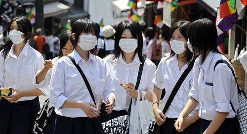 Các phương pháp vệ sinh cá nhân: Người Nhật thường bị ám ảnh bởi vấn đề sạch sẽ. Các đồ dùng cá nhân như giấy ăn, khẩu trang y tế hay gel rửa tay là những thứ không thể thiếu. Hầu hết người Nhật đều đeo khẩu trang khi ra đường hay du lịch sang nước khác. Ảnh: sputniknews