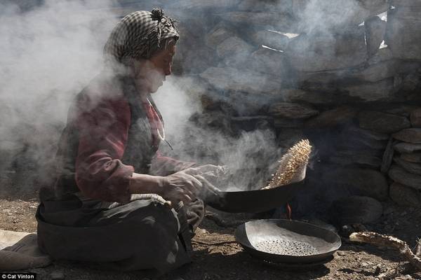 Bà Yangyen đang làm tsampa - một loại bột của Tây Tạng - từ đại mạch rang.