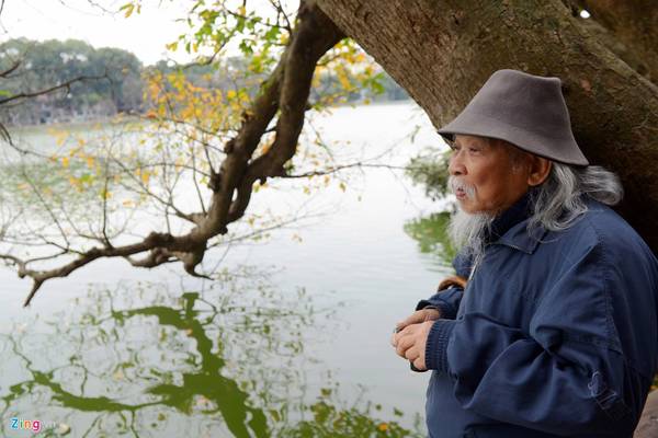 Những dịp này, nghệ sĩ nhiếp ảnh Quang Phùng thong dong tản bộ bên hồ, ghi lại khoảng khắc mùa vàng qua chiếc máy ảnh nhỏ.