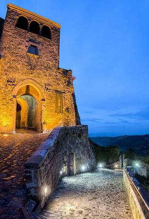 Civita di Bagnoregio bỏ hoang nhưng ẩn chứa vẻ đẹp thơ mộng. Nơi đây được xây dựng cách đây 2.000 năm và đang đứng trước nguy cơ sụp đổ do nắng mưa, thời gian.