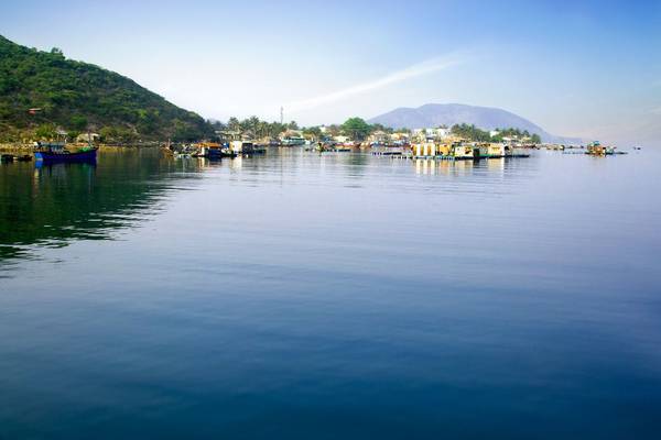 Sau gần 2 giờ lênh đênh trên biển, tàu cập đảo Bích Đầm - xã đảo xa nhất của Nha Trang, nằm trong cụm đảo Hòn Tre. Bích Đầm là một làng chài yên bình nằm giữa vùng nước quanh năm xanh biếc như ngọc.
