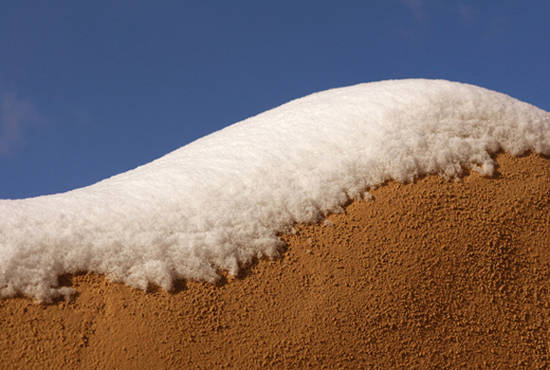Tuyết rơi ở sa mạc Sahara. 
