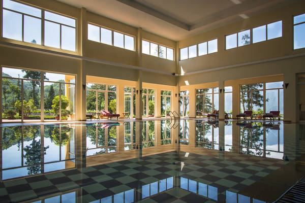 Bể bơi trong nhà tại Victoria Sapa Resort & Spa được thiết kế hiện đại với không gian rộng, thoáng đãng và yên tĩnh.