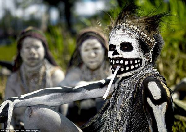  Người phụ nữ hóa trang thành bộ xương tại lễ hội Sing Sing ở Papua New Guinea.