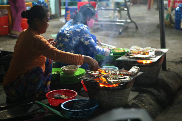 Bữa tối với các món nướng trên đảo Củ Tron - Ảnh: Minh Đức