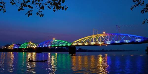 Cầu Ghềnh về đêm được thắp sáng lộng lẫy. Cây cầu đã gắn liền với cuộc sống của người dân TP Biên Hòa, Đồng Nai. Ảnh: Skyscrapercity.