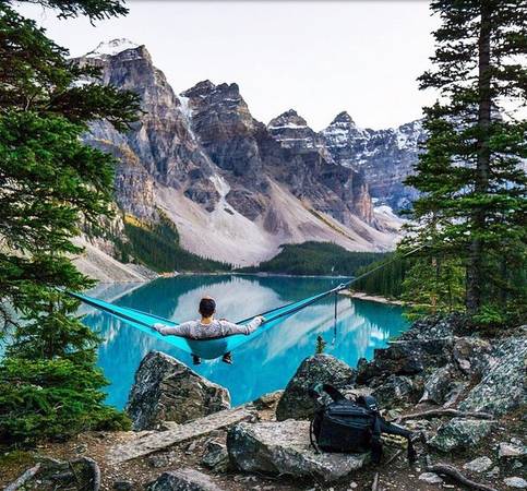Chris Burkard (@chrisburkard) ghi lại vẻ đẹp thiên nhiên theo cách đặc biệt, khiến bạn muốn bỏ những khách sạn sang trọng và đi cắm trại. Bức ảnh được chụp tại hồ Moraine ở Alberta, Canada.