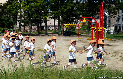 Trẻ con không được làm ồn khi chơi trong khu dân cư: Đã có nhiều trường hợp những người cao tuổi phàn nàn về tiếng ồn từ nhà trẻ, trường tiểu học hay sân chơi tập thể. Những người cao tuổi ở Nhật không thích sự ồn ào của trẻ con và đôi khi có phản ứng thái quá. Ảnh: japanphotojournal