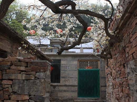 Các ngôi nhà trong làng vẫn giữ nguyên phong cách kiến trúc thời Minh - Thanh. (Ảnh: Internet)