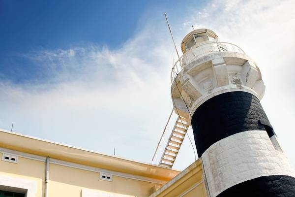 Phần tháp đèn hải đăng Hòn Lớn cao 16m, có 2 màu sơn chính là trắng và đen.