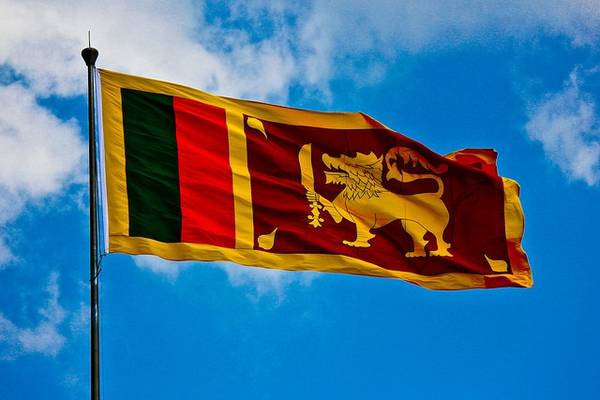 Biểu tượng nổi bật nhất trên quốc kỳ của Sri Lanka là một con sư tử vàng cầm kiếm kastane.
