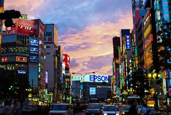 Shinjuku nằm ở rìa phía tây Tokyo, được biết đến như trung tâm hiện đại của thành phố với những tòa nhà chọc trời, trung tâm thương mại sầm uất và là tụ điểm giải trí sôi động nhất thế giới. Shinjuku được chia thành Higashi (phía đông) và Nishi (phía tây) Shinjuku bởi tuyến tàu chạy qua ga Shinjuku trên Yamanote Line. Ảnh: Wikipedia.