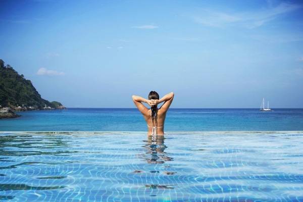  18. Những du khách có sở thích bơi đêm sẽ choáng ngợp bởi quang cảnh lung linh khi đến với The Sha Wellness Clinic Hotel and Spa, Tây Ban Nha.