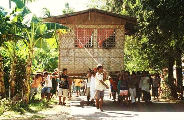 Một trong những điểm độc đáo của văn hóa Filipino là “bayanihan” - tức là di chuyển cả một ngôi nhà sang vị trí khác.