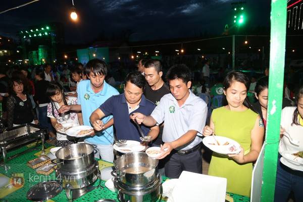 Du lich Vung Tau - Mọi người cùng thưởng thức 77 món ăn trên bàn tiệc "khủng" nhất châu Á.