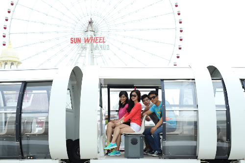 Khu công viên trò chơi được thiết kế với các loại hình vui chơi giải trí năng động, sôi nổi, mới nhất hiện nay bao gồm cả những trò chơi mạo hiểm, hiện đại nhất của thế giới. Một số hạng mục trò chơi nổi tiếng thu hút du khách như tàu lượn siêu tốc, tàu điện Monorail trên cao… Đặc biệt từ Vòng xoay mặt trời khổng lồ - Sun Wheel có thể ngắm Đà Nẵng từ trên cao. Sun Wheel cũng lọt top 10 vòng quay cao nhất thế giới, biểu tượng mới của Đà Nẵng với tên gọi “Tầm nhìn Đà Nẵng”.