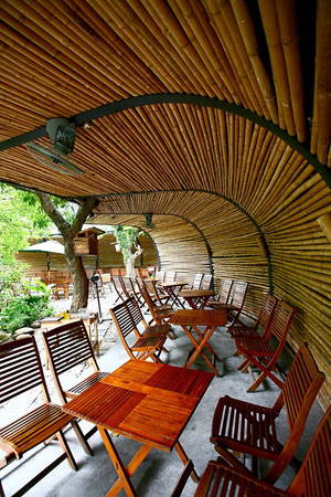 Chỗ ngồi bên hồ mộc mạc, giản dị với vòm mái bằng chất liệu tre cùng những bộ bàn ghế gỗ.