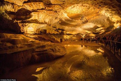 Hang động tuyệt đẹp này nằm tại tỉnh Saint-Marcel-d'Ardèche, miền nam nước Pháp.