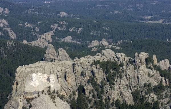 Núi Rushmore cùng các gương mặt 4 tổng thống kiệt xuất của Hoa Kì nhìn từ trên cao. (Ảnh: Imgur)