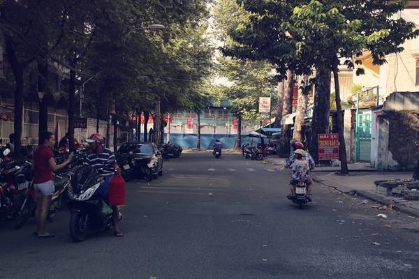 Đường Hưng Long (92 m) là nơi tụ họp quen thuộc của giới yêu thích chim cảnh mỗi dịp cuối tuần. Con đường này nằm giữa đường Nguyễn Chí Thanh và Đào Duy Từ, ngay đối diện với nhà máy bia Sài Gòn.