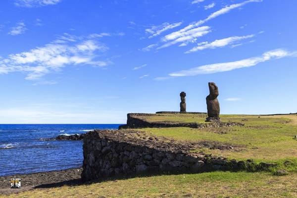 Tên Phục Sinh do nhà hàng hải Jacob Roggeveen của Hà Lan, người châu Âu đầu tiên tình cờ đi ngang qua hòn đảo biệt lập này, đặt ra để kỷ niệm ngày ông đến đảo đúng dịp lễ Phục sinh vào năm 1722. Đối với người dân đảo vẫn thích gọi quê hương của mình bằng cái tên Rapa Nui, nghĩa là hòn đảo xa vắng .