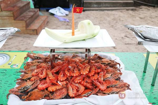 Du lich Vung Tau - Toàn bộ những món được chế biến và đặt trên bàn tiệc này đều là hải sản tươi sống.