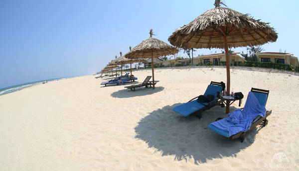 Bãi cát trắng mịn là điểm thu hút nhất của Non Nước.