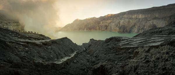 Nằm ở Đông Java, Indonesia, hồ Ijen nằm trên núi lửa Ijen có màu xanh ám ảnh. Nước hồ rất độc do có chứa axit. Đây cũng là nơi khai thác lưu huỳnh.