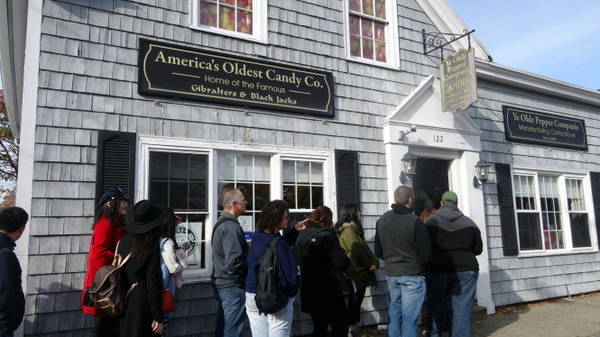 Du khách xếp hàng chờ tham quan cửa hàng kẹo lâu đời nhất nước Mỹ - Ảnh: wp