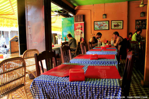 Một quán ăn Khmer ở khu chợ cũ, Siem Reap, Campuchia.