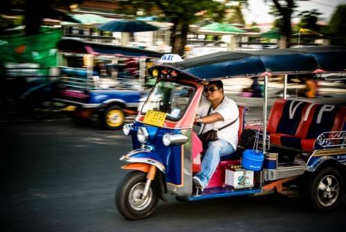 Khám phá điểm đến bằng tuk tuk là trải nghiệm du khách không thể bỏ qua khi đến với Thái Lan, Lào... Ảnh: Didier Baertschiger