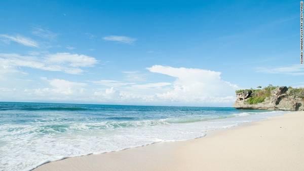 <strong>Bãi biển Balangan:</strong> Balangan là bãi biển với cát trắng trải dài, được bao bọc bởi những vách đá dựng đứng và có nhiều cột sóng cao nên được ví như là thiên đường cho những ai yêu thích bộ môn lướt sóng.