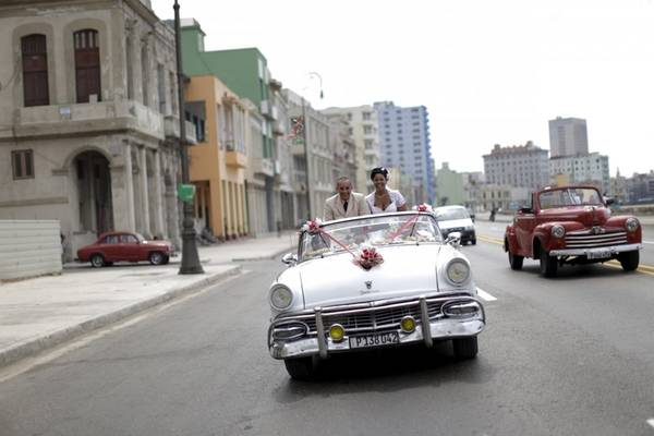 Xe cổ rất phổ biến ở Cuba, chủ yếu từ trước thời lệnh cấm vận có hiệu lực từ năm 1962. Hình ảnh những chiếc xe cổ đầy màu sắc giờ đã trở thành một đặc trưng của Cuba.