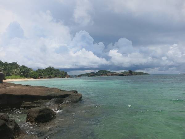Nước biển xanh màu xanh ngọc và hoàn toàn yên tĩnh, ít sóng do được nhiều đảo xung quanh che chắn.