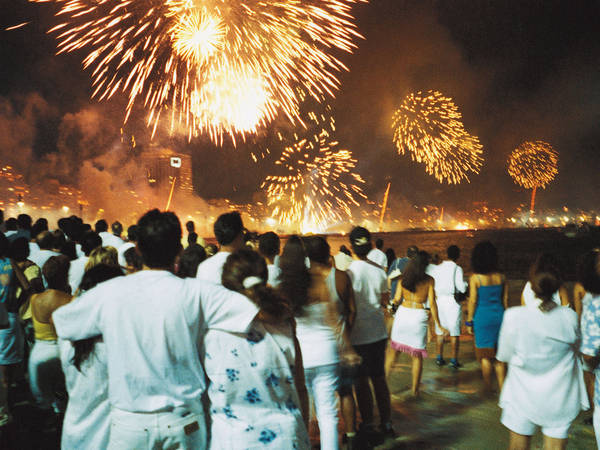 Vào đêm Giao thừa, ở khắp các thành phố trên toàn Brazil đều tổ chức tiệc mừng, đặc biệt là ở Rio de Janeiro, mọi người sẽ tới bờ biển để ngắm pháo hoa.