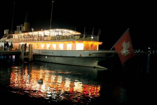 Du thuyền trên hồ Geneve về đêm
