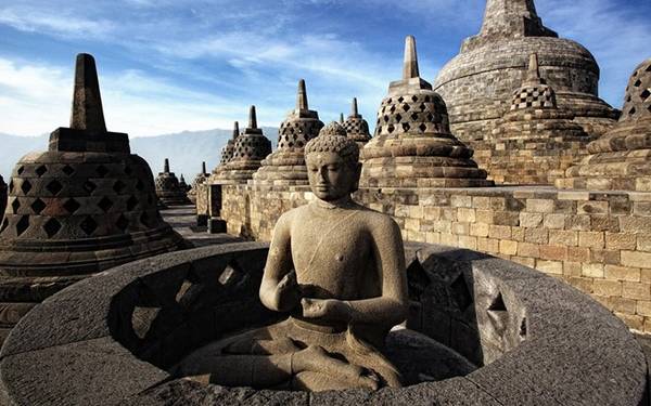 Ngôi đền nằm ở Trung Java này được xây dựng theo hình hoa sen có thể nổi trên một hồ nước lớn. 
