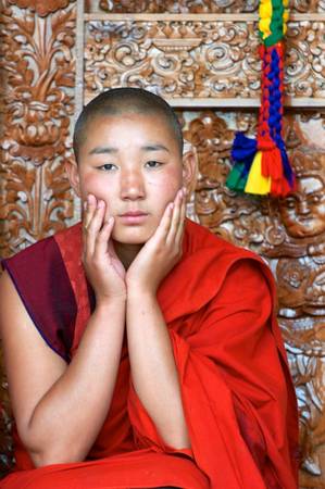 Bhutan là một quốc gia lấy đạo Phật làm quốc giáo và đa phần người dân theo đạo Phật, họ tin vào luật nhân quả khi cho rằng, họ sống cuộc sống tốt đẹp bây giờ sẽ nhận được kết quả tốt đẹp trong kiếp sau. Điều này thôi thúc họ sống một cuộc sống từ bi, nhân ái, làm những việc tốt cho người khác. Ảnh: Margot Raggett