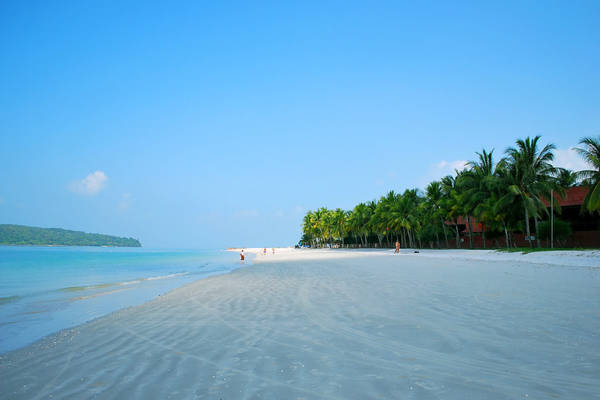 Một trong những bãi biển nổi tiếng nhất Langkawi là Cenang (có chiều dài hơn 10km). Tại đây, du khách có thể tham gia các môn thể thao dưới nước hấp dẫn như lướt ván, lặn biển, đua thuyền… Nếu không thích các hoạt động thể thao, du khách có thể nằm dài trên những bãi cát trắng phau và thưởng thức ánh hoàng hôn của buổi chiều tà. Ảnh: langkawi-info.com